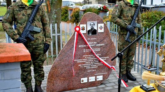 Babice. Upamiętnienie biskupa płk. Mateusza Siemaszko