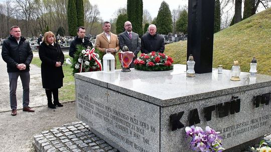 Biłgoraj. 16. rocznica katastrofy smoleńskiej – hołd przy Krzyżu Katyńskim