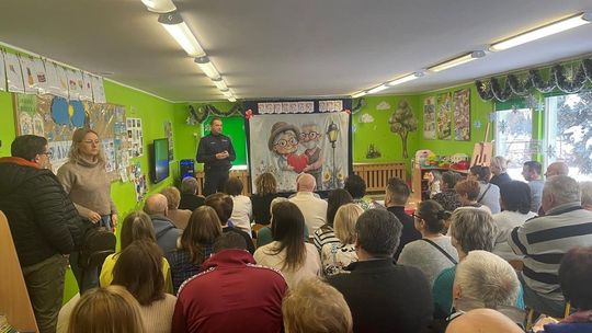 Dzielnicowi promowali bezpieczeństwo podczas Dnia Babci i Dziadka w przedszkolu