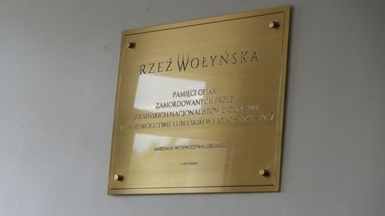 Odsłonięcie Tablicy Pamięci Ofiar Rzezi Wołyńskiej w zamojskiej filii Urzędu Marszałkowskiego