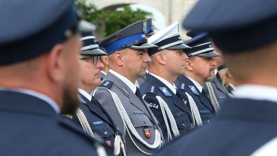 Policyjne święto w sercu Zamościa - awanse, wyróżnienia i podziękowania za służbę