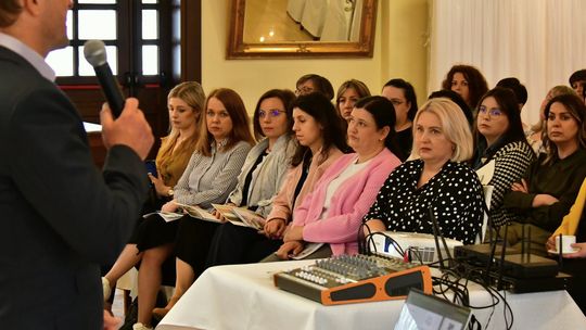 Powiat Biłgorajski. Konferencja o ochronie dzieci przed przemocą seksualną