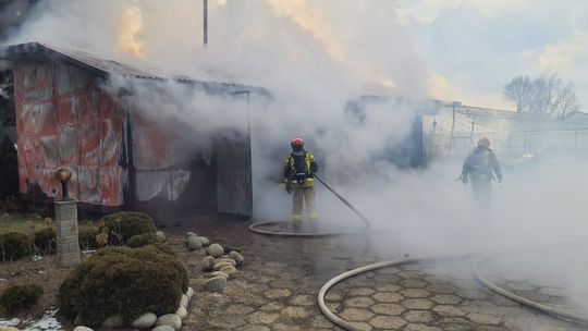 Pożar budynku gospodarczego w Sitańcu- strażacy nie byli świadomi obecności amunicji