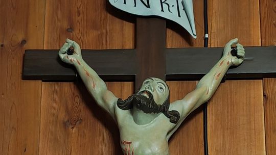Prace konserwatorskie przy krucyfiksie w kościele w Górecku Kościelnym.