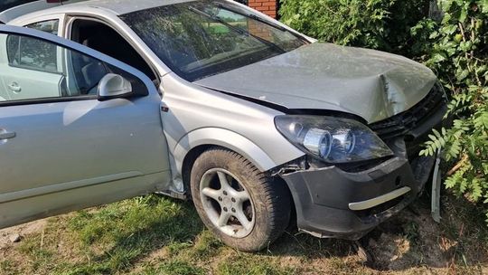 Uderzył autem w ogrodzenie i uciekł