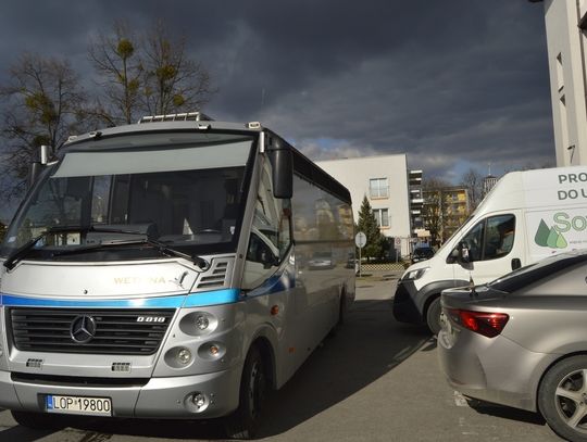 Autokar od Służby Więziennej dla szkół