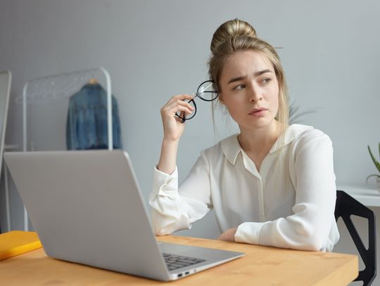 Bezpieczny wyjazd do pracy za granicę: Na co zwrócić uwagę, wybierając agencję pracy?