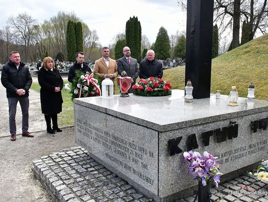 Biłgoraj. 16. rocznica katastrofy smoleńskiej – hołd przy Krzyżu Katyńskim