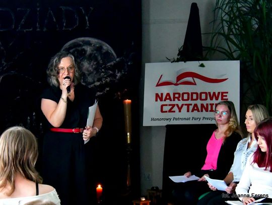 Biłgoraj. Międzypokoleniowe Narodowe Czytanie „Dziadów”