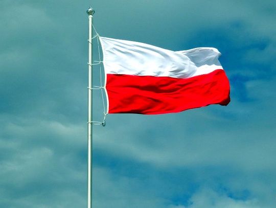 Biłgorajscy harcerze z flagą w akcji