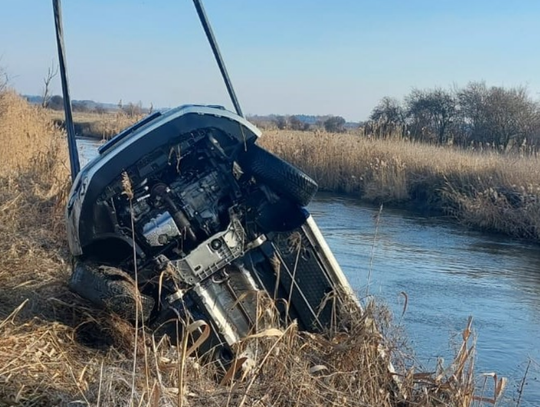 Cofając, wjechał autem do rzeki. Chciał sprawdzić poziom wody