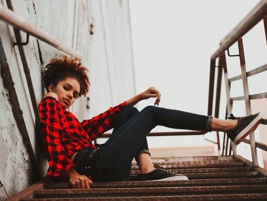 Czym się charakteryzuje streetwear? Przykładowe stylizacje