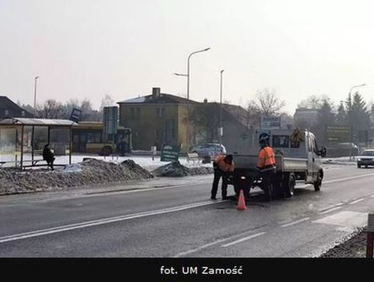 Drogowcy zajęli się łataniem dziur