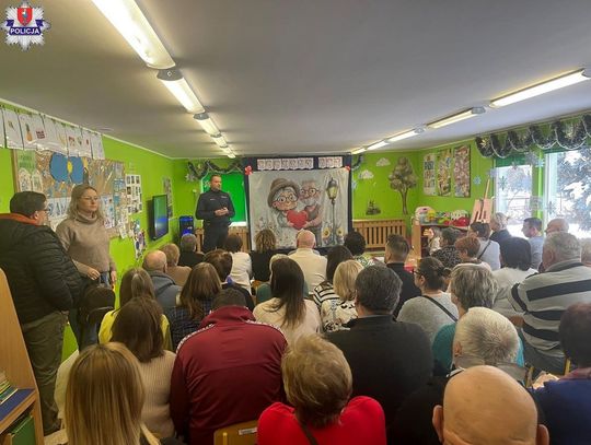 Dzielnicowi promowali bezpieczeństwo podczas Dnia Babci i Dziadka w przedszkolu
