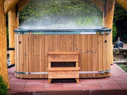 Jacuzzi w ogrodzie: dla kogo to naprawdę ma sens?