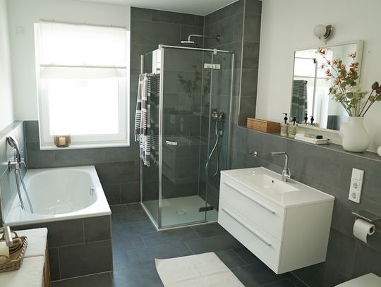 Jak dobrać akcesoria do łazienki? Kompleksowy poradnik zakupowy krok po kroku