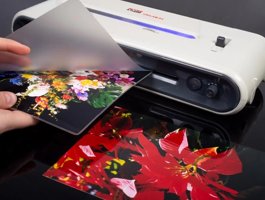 Jak działa laminator rolowy i do czego się przydaje?