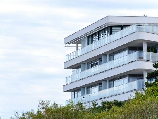 Jak wybrać apartamenty w Niechorzu idealne na rodzinną majówkę?