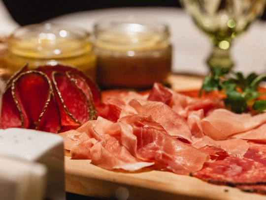 Jak wybrać dostawcę mięsa i wędlin do sklepu lub restauracji? Najważniejsze kryteria współpracy