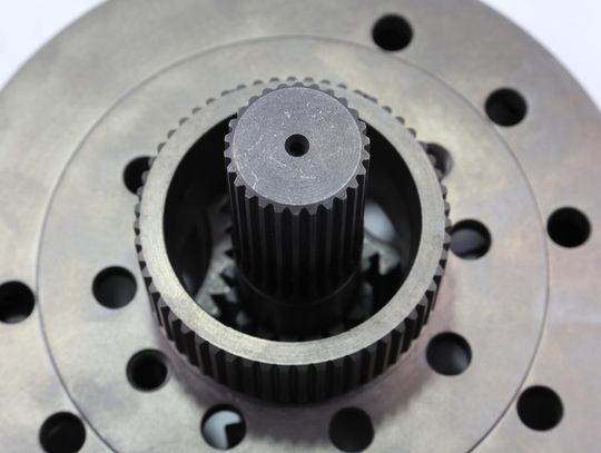 Kiedy wybrać przekładnię kątową, a kiedy walcową? Porównanie wydajności