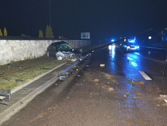 Kierowca uderzył w latarnię