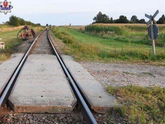 Kierowca wjechał pod lokomotywę 