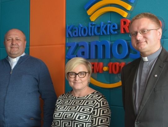 ks. Michał Moń, ks. Artur Wojtowicz i Bożena Wieczorek