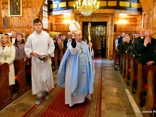 Lipiny. Poświęcenie odnowionej świątyni i cmentarza