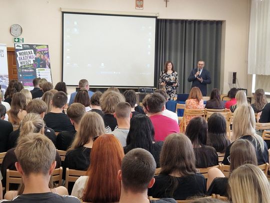 Mobilna Akademia Wiedzy dla Młodych odwiedziła szkoły w powiecie biłgorajskim