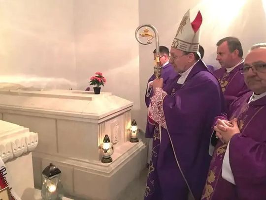 Modlitwa za zmarłych biskupów w konkatedrze