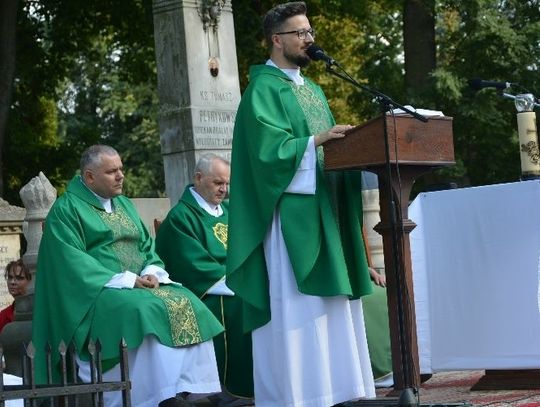 Msza św. w intencji ofiar wojen i bliskich zmarłych na cmentarzu parafialny w Zamościu