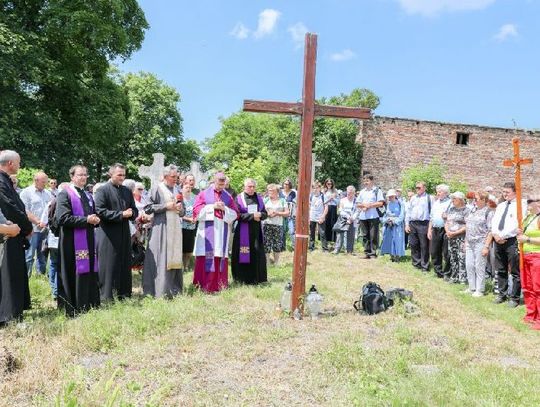 Msza św. za wszystkich zmarłych na cmentarzu w Uhnowie