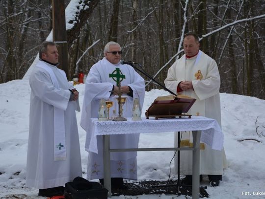 Obchody 155. rocznicy wybuchu powstania styczniowego w lesie w Zawalowie obok Czartorii gm. Miączyn