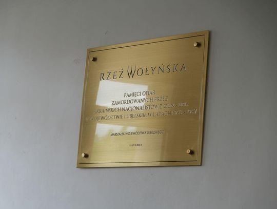 Odsłonięcie Tablicy Pamięci Ofiar Rzezi Wołyńskiej w zamojskiej filii Urzędu Marszałkowskiego