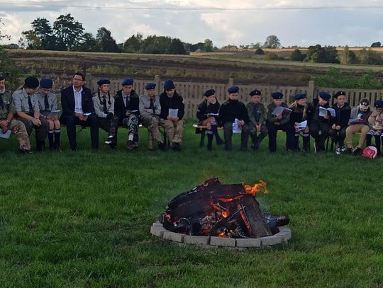 Patriotyczne śpiewanie przy ognisku w Telatynie