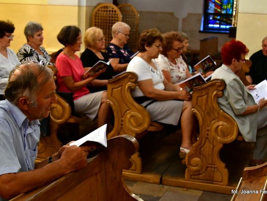 Patriotyczne śpiewanie w biłgorajskim ‘Kościółku’