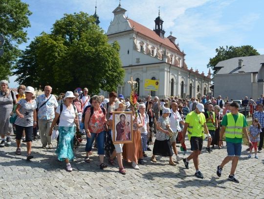 Pielgrzymi wyruszyli do Matki Bożej 