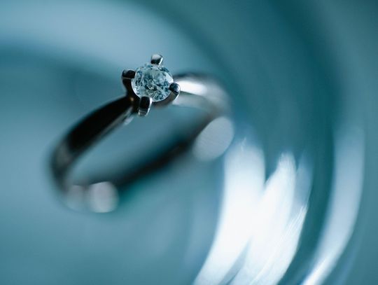 Pierścionek zaręczynowy z diamentem – jak wybrać kamień i oprawę, aby uniknąć błędów?