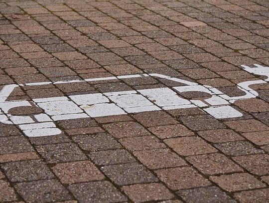 Podróżowanie autem elektrycznym - gdzie szukać stacji ładowania?