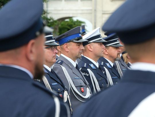 Policyjne święto w sercu Zamościa - awanse, wyróżnienia i podziękowania za służbę