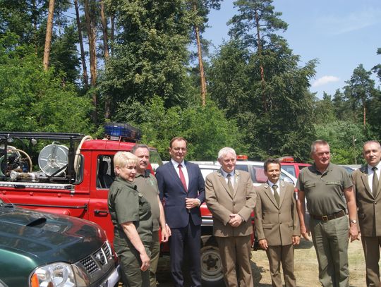 Polscy leśnicy przekazują kolejne samochody