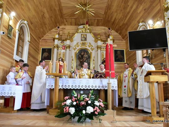 Poświęcenie odnowionej świątyni w Trzęsinach