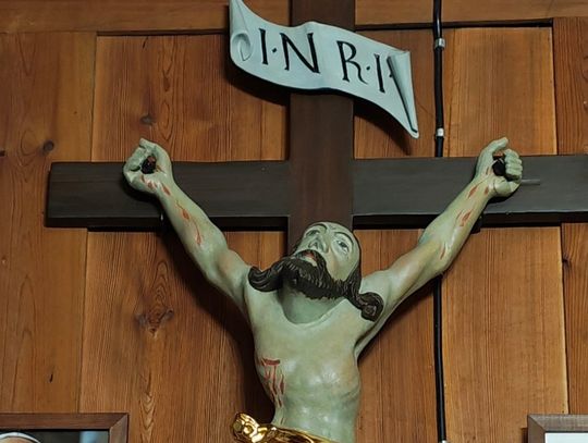 Prace konserwatorskie przy krucyfiksie w kościele w Górecku Kościelnym.