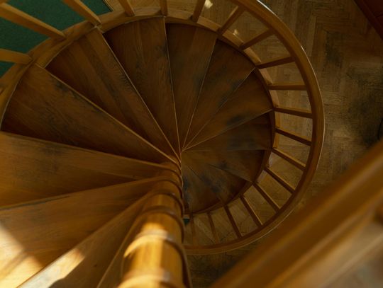 Schody drewniane na beton czy konstrukcja samonośna – które rozwiązanie wybrać