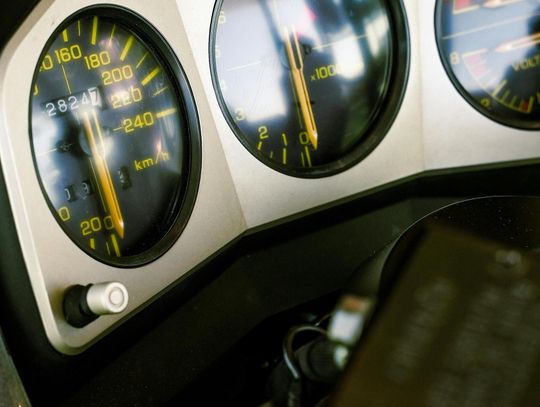 Sczytywanie tachografu i kart kierowców – jak zadbać o terminowość tego procesu?