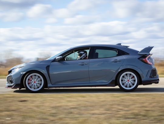 Twój mężczyzna kocha sporty motorowe? Podaruj mu jedną z tych atrakcji!