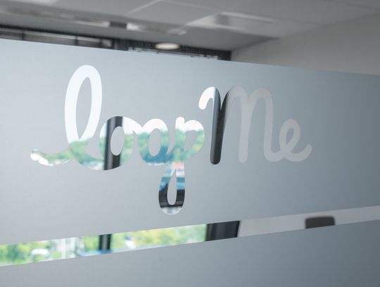 Twój znak firmowy w nowym wydaniu: jak naklejki z logo mogą ożywić postrzeganie marki?