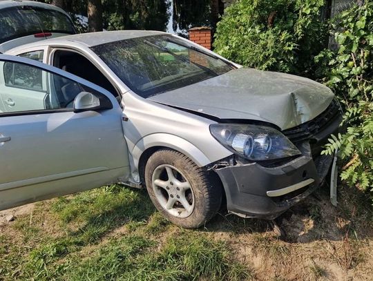 Uderzył autem w ogrodzenie i uciekł