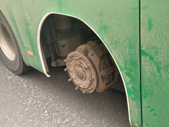 W autobusie brakowało koła. Obywatel Ukrainy ukarany surowym mandatem 