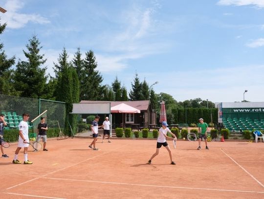 Wszyscy, bo młodsi i starsi uczą się grać w tenisa. Przed zawodnikami udział w turnieju. 